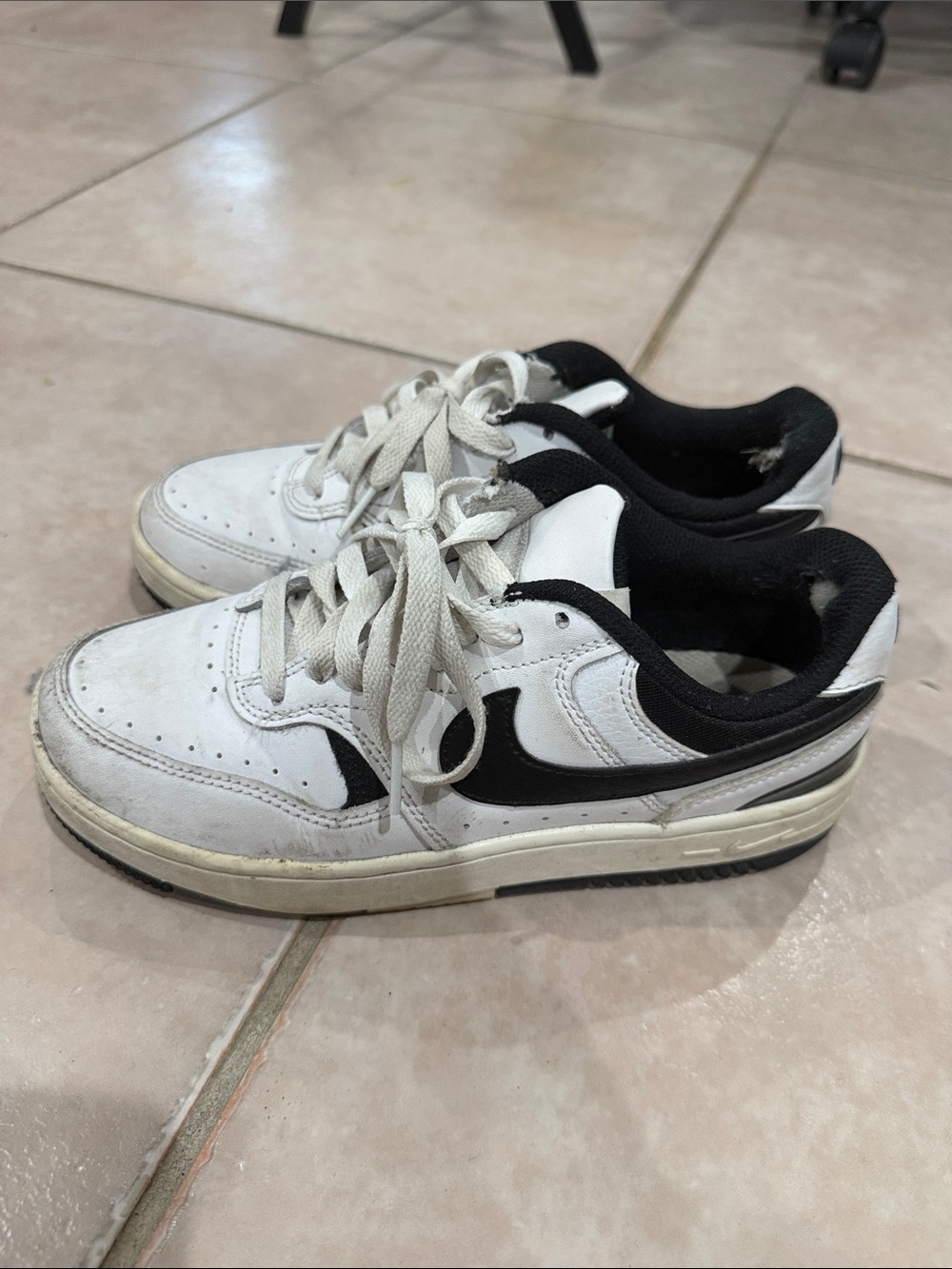 Nike White and Black Platform Low-Top Sneakers size 6.5 @@@